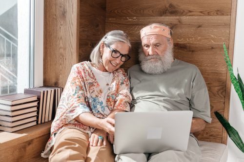 Jak przejść na emeryturę i dalej pracować? – poradnik dla seniorów